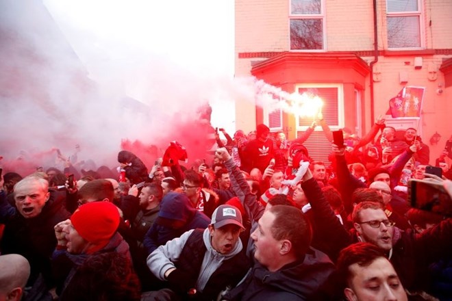 #foto #video Navijači Liverpoola napadli avtobus Manchester Cityja, poškodovana dva policista