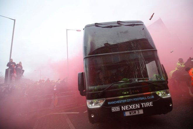 #foto #video Navijači Liverpoola napadli avtobus Manchester Cityja, poškodovana dva policista