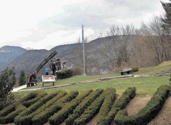 Po dolgih mesecih praznine je spomenik štirim srčnim možem v Ribčevem Lazu spet na svojem mestu.