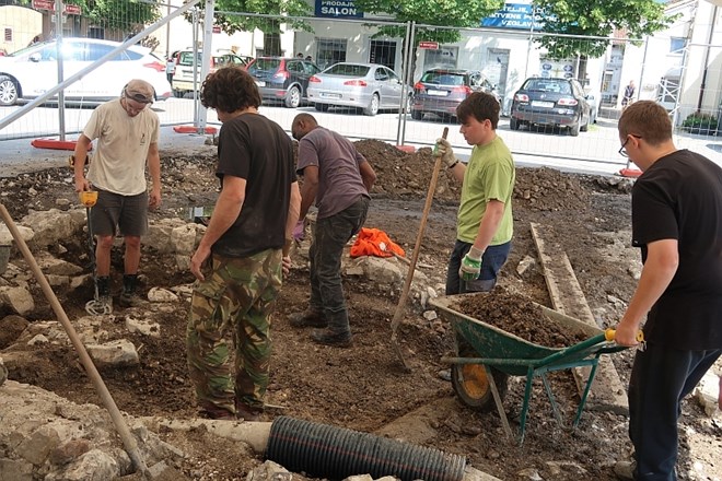 Največ najdenih novcev izvira iz 3. in 4. stoletja našega štetja, v ta časovni okvir uvrščajo tudi največjo dejavnost rimske...