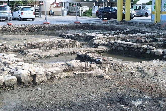 #foto Arheološka odkritja v Ajdovščini: našli vojaško opremo, novce, orožje in sponke