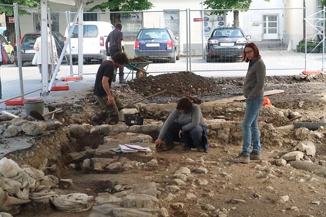 #foto Arheološka odkritja v Ajdovščini: našli vojaško opremo, novce, orožje in sponke