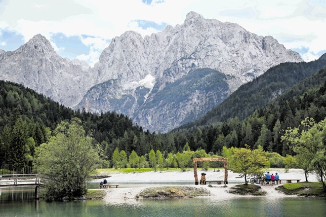 Obiskovalci jezera Jasna bodo morali v prihodnje plačati parkirnino.