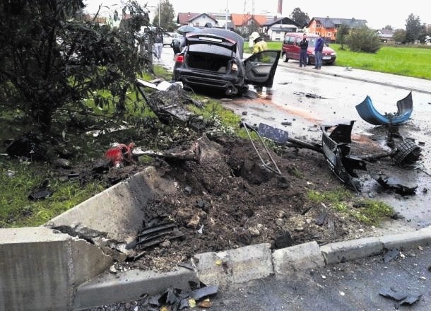 Trčenje je bilo tako silovito, da 22-letnemu vozniku honde ni bilo več pomoči.