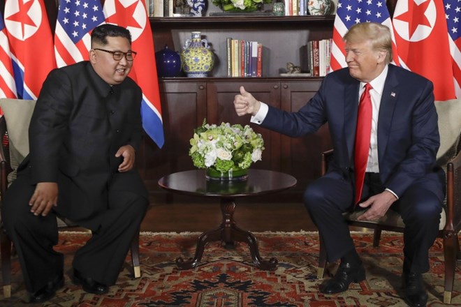 Prvi sestanek med Kim Jong Unom in Donaldom Trumpom.