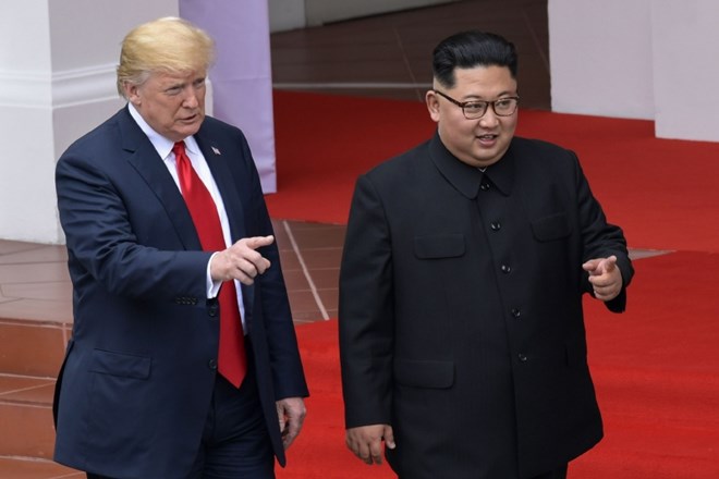 Donald Trump in Kim Jong Un na poti s kosila.