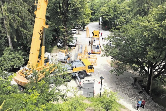 Odstranjevanje žerjava, ki je bil v pomoč pri delih na Blejskem gradu, je včeraj zaznamovalo zaključek obsežne desetletne...