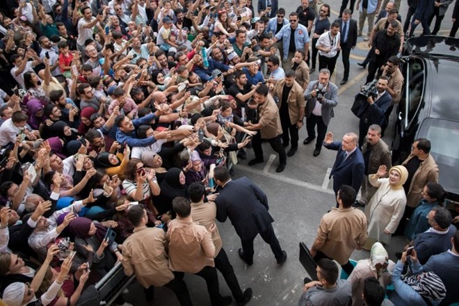 Zmaga na turških volitvah se nasmiha Erdoganu, opozicija kritična