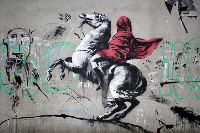 #foto Banksy z grafiti na temo beguncev okrasil francosko prestolnico 