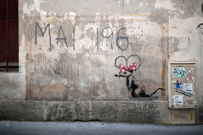 #foto Banksy z grafiti na temo beguncev okrasil francosko prestolnico 