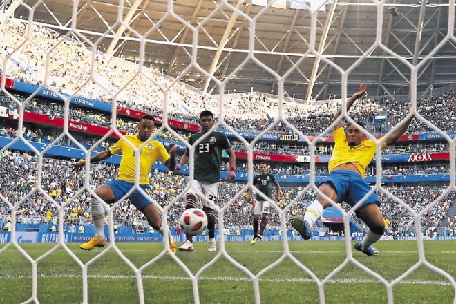 Brazilski nogometaš Neymar (skrajno levo) je danes prvi načel mehiško mrežo in dosegel svoj šesti gol v zgodovini SP.