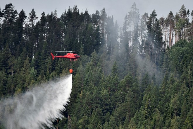 Požare gasijo s helikopterji in letali.