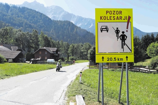 Na cesti na  Jezersko boste naleteli na precej več kolesarjev in motoristov kot voznikov osebnih vozil.