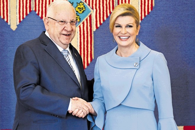 Hrvaška predsednica Kolinda Grabar - Kitarović je navijaški dres končno zamenjala za spodoben kostim, ki ni bil rdeče barve....