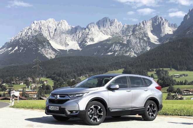 Novi CR-V bo sprva na voljo z 1,5-litrskim bencinskim motorjem, ki bo z ročnim menjalnikom premogel 173 KM (127 kW), s...