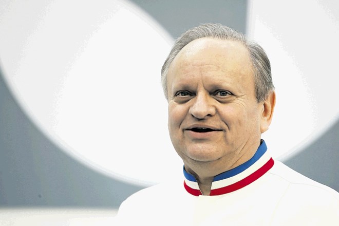 Joël Robuchon je veljal za nekoleričnega  kuharja, edini krožnik, ki ga je kdaj vrgel, pa je letel v  Gordona Ramsayja, ki je...