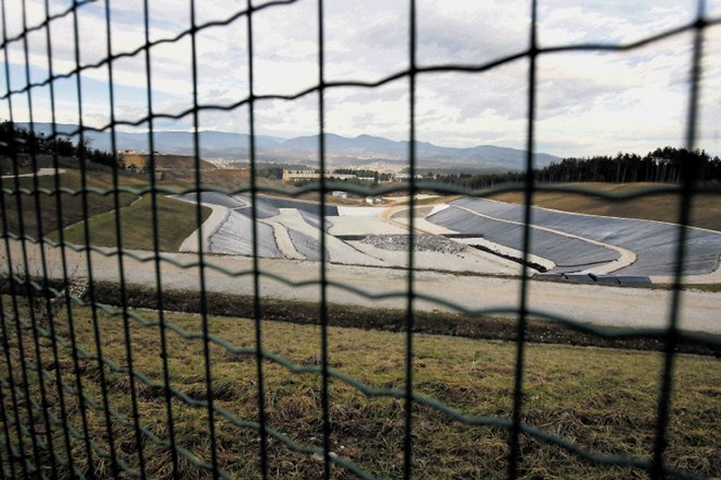 Cinkarna Celje se že vrsto let trudi za sanacijo starih bremen na območju sedanje proizvodnje in odlagališč v Bukovžlaku in...