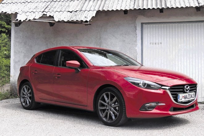 Mazda3 verjetno bolj kot kateri koli tekmec v razredu kombilimuzin stavi na vozne lastnosti, medtem ko se civic lahko pohvali...