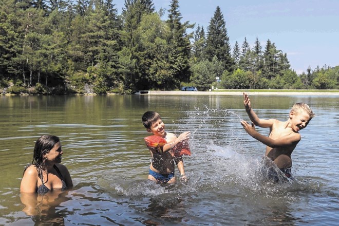 Jezero Rakitna je ob obali bolj plitvo, kar otroci z veseljem izkoristijo za čofotanje v vodi.