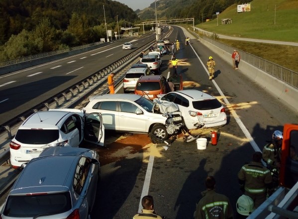 Čeprav zvita pločevina nekaterih avtomobilov kaže na hujšo nesrečo,  do tega ni prišlo. V obeh nesrečah skupaj sta se...