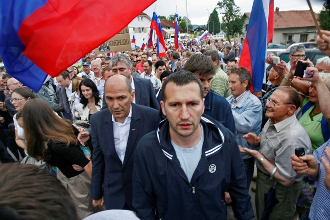 Damir Črnčec ob Janezu Janši na shodu njegovih podpornikov pred zaporom na Dobu. Pozneje sta se Črnčec in Janša razšla, saj...