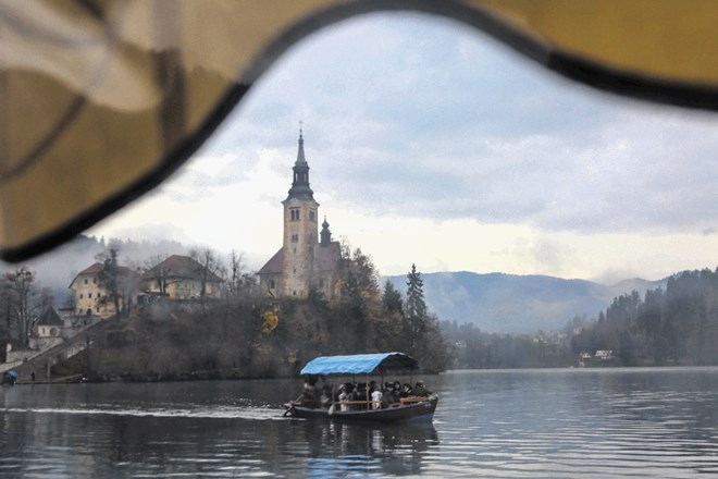 Ko so Francozi želeli izropati cerkvico na Blejskem otoku, so se jim po robu postavile blejske ženske, dogodek iz blejske...