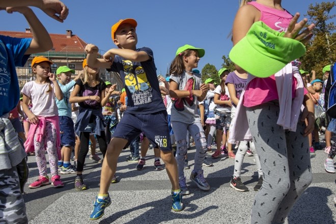 #foto Mladi zasedli Kongresni trg in plesali za boljši zrak