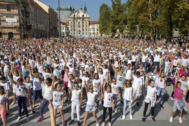 #foto Mladi zasedli Kongresni trg in plesali za boljši zrak