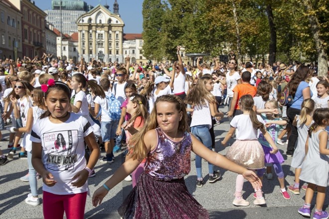 #foto Mladi zasedli Kongresni trg in plesali za boljši zrak