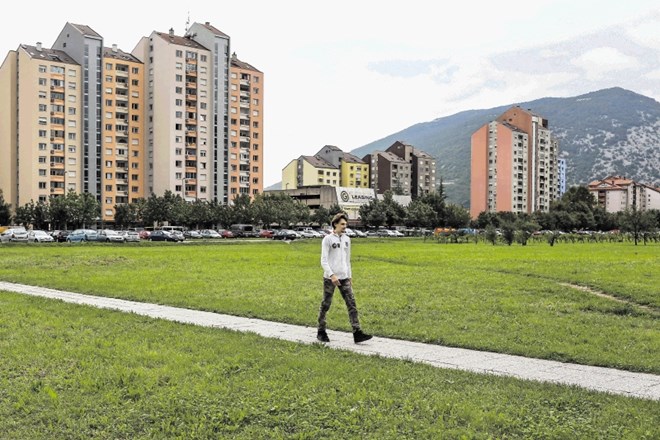 Liniji blokov ob Ulici Gradnikove brigade domačini rečejo kitajski zid. Malokdo pa ve, da so želeli ob njih nekoč zgraditi še...