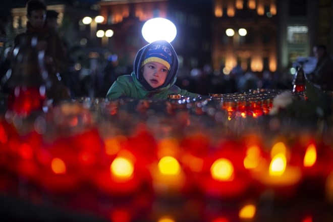 Kaj lahko storite, da ne prispevate po nepotrebnem k  onesnaževanju z nagrobnimi svečami? AP