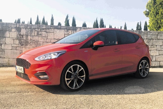 Oprema ST-line naredi ford fiesto že na prvi pogled bolj športno.