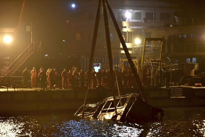 #foto #video Po pretepu potnice in šoferja avtobus z mosta  zgrmel v reko 