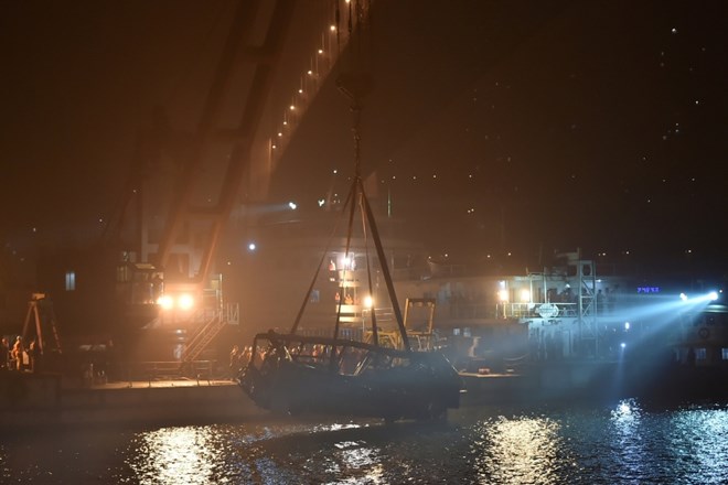 #foto #video Po pretepu potnice in šoferja avtobus z mosta  zgrmel v reko 