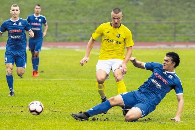 Nogometaši Brava (v rumenih majicah) so pred domačimi gledalci z 1:0 premagali Dravo in zasedajo vrh drugoligaške lestvice.