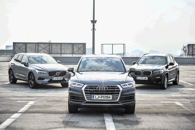 Zmagovalec audi Q5 (v sredini), drugi volvo XC60 (levo) in tretji BMW X3 (desno)