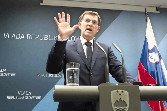 Miro Cerar se je znebil očal, Janševa Urška se izogiba sodelavcem, Rosvita Pesek je hudomušna ponočnjakinja