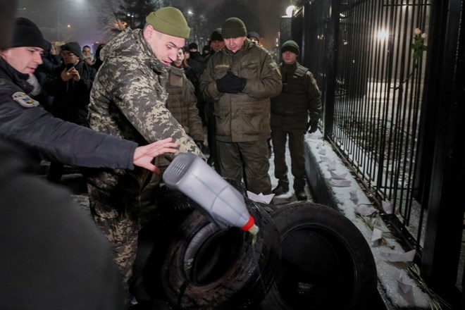 Pred rusko ambasado v Kijevu so potekali protesti zaradi napada na ukrajinske vojne ladje.