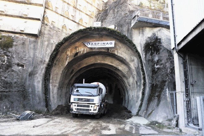 Premier Šarec pravi, da je druga cev predora, ki so jo na avstrijski strani že začeli vrtati,  potrebna čim prej, saj prva in...