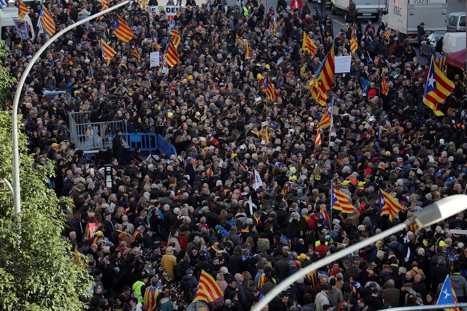 #foto Madrid in Barcelona zdaj prisegata na dialog