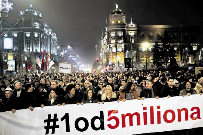 Protestnik na pariških Elizejskih poljanah se je znašel pred policijskim vodnim topom, v  Budimpešti so demonstranti na...