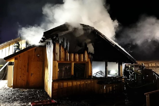 #foto Po sinočnjem požaru na Rogli lokal Mašinžaga obratuje normalno, terasa je polna smučarjev