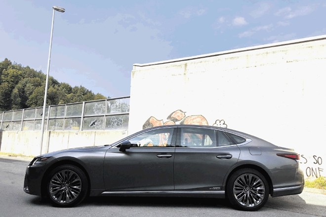 Lexus LS 500h AWD luxury: Občutek lebdenja skazi hrup pospeška