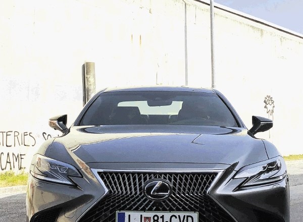 Lexus LS 500h AWD luxury: Občutek lebdenja skazi hrup pospeška