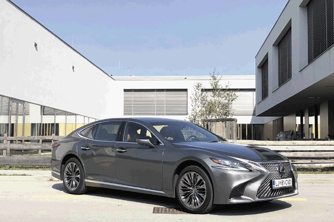 Lexus LS 500h AWD luxury: Občutek lebdenja skazi hrup pospeška