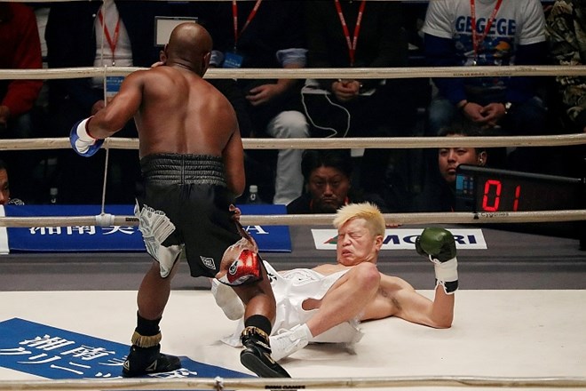 #foto #video Mayweather mladega Japonca spravil v jok in v dveh minutah zaslužil pravo bogastvo