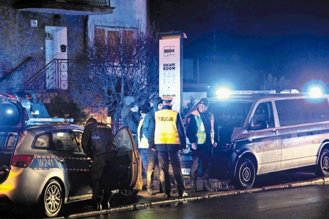 Gasilci so si morali pomagati s posebno opremo, da so lahko vstopili v sobo, v kateri se je zadušilo pet najstnic, policija...