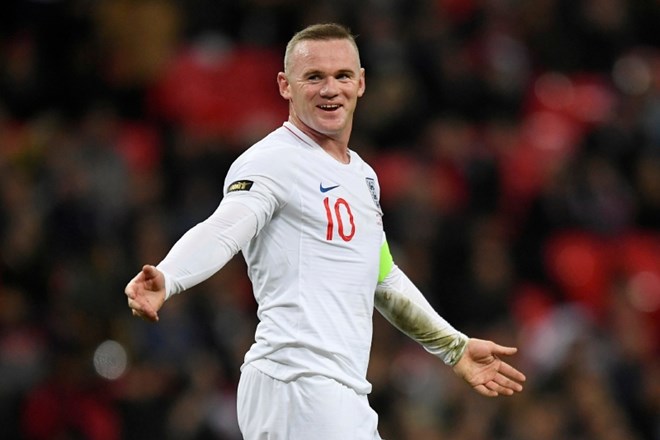 Wayne Rooney aretiran po tem, ko je na letalu mešal tablete za spanje in alkohol