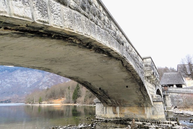 Razpoke, ki ločujejo ograjo od kamnitega Janezovega mostu, so dobro vidne z obrežja Jezernice.