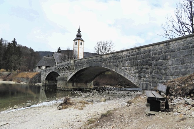 Janezov most, znamenita podoba Bohinja ob Bohinjskem jezeru, se ne bo podrl pod težo turistov in prevoznih sredstev,...